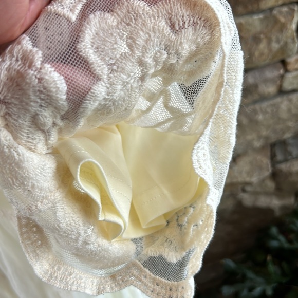 Lace Covered Lined Cream 3/4 Sleeve Above the Knee Medium Top;Perfect Condition! - Picture 11 of 16